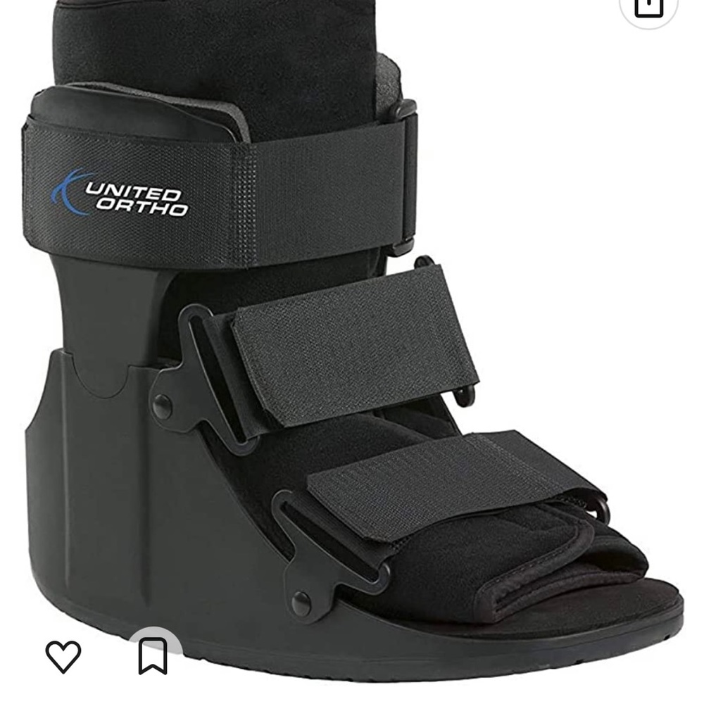 United Ortho Short Cam Walker Fracture Boot, Medium, Black.